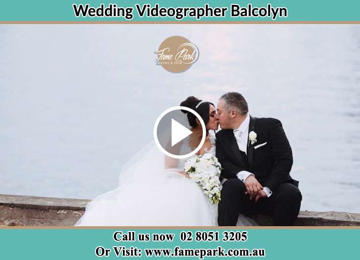 The new couple kiss beside the lake Balcolyn NSW 2264